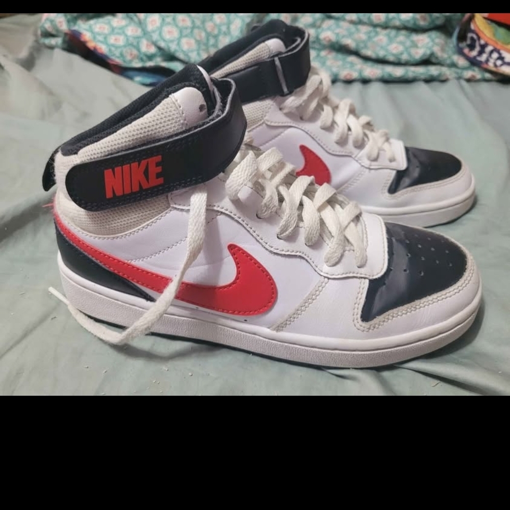 Nike High-Top Sneakers with Red Swoosh Size 6 Youth.